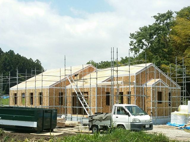 フレーミングが完了しました。智蔵のブラケット外張り断熱住宅は外張り断熱を施工してから屋根下地を施工するので現時点では屋根の出が有りません。この後屋根断熱施工とサッシ取り付けを行います。#超高性能住宅 #地熱利用住宅 #自然素材の家 #中庭と広い土間の有る平屋