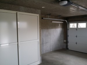 ガレージ内はヒノキの木毛セメント板
