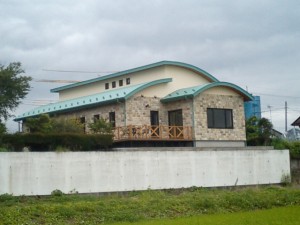 丸屋根と天然石の外壁