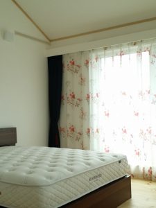 勾配天井の寝室