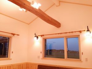 勾配天井に古材の梁